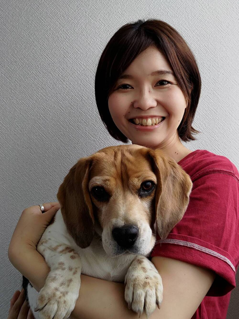 ドッグトレーナー・認定動物看護師の宮川香織
愛犬のビーグルのよつばと